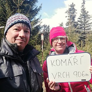 Jana a Pavel Kasaničovi na vrcholu Komáří vrch (16.4.2022 12:05)