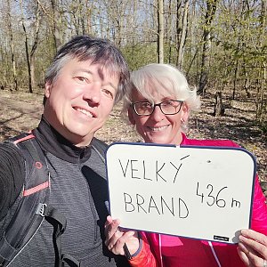 Jana a Pavel Kasaničovi na vrcholu Velký Brand (23.4.2022 9:50)