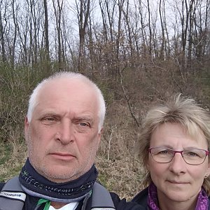 Ivana a Petr Kadovi na vrcholu Kurdějovský starý vrch (29.3.2022 11:40)