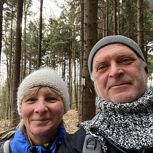 Ivana a Petr Kadovi na vrcholu Tomkův vrch (3.3.2022 14:46)