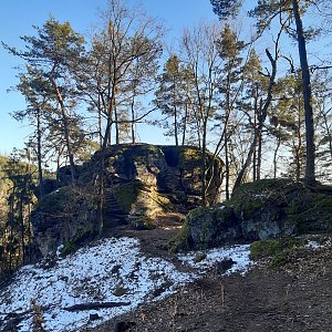 ZdenkaV na vrcholu Zkamenělý zámek (2.3.2023)