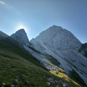 akam na vrcholu Rateški Mali Mangart  (16.8.2025 14:24)