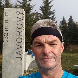 Jaroslav Macura na vrcholu Javorový vrch (6.11.2022 11:08)