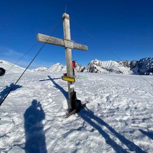 Martin Malý na vrcholu Gensgitsch (28.12.2023 12:30)