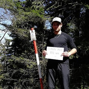 Jack Skurello na vrcholu Burkův vrch / Burkov vrch (7.4.2018 12:59)