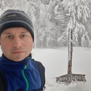 Patrik Valas na vrcholu Burkův vrch / Burkov vrch (18.2.2021 10:42)