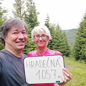 Jana a Pavel Kasaničovi na vrcholu Hradečná (4.7.2022 10:05)