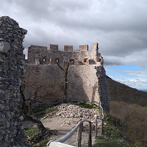 Eliška na vrcholu Dívčí hrad (Děvičky) (1.4.2023 22:00)
