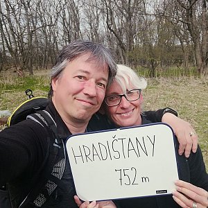 Jana a Pavel Kasaničovi na vrcholu Hradišťany (30.4.2022 11:35)