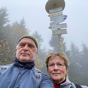 Ivana a Petr Kadovi na vrcholu Malý Javorník (1.11.2022 12:01)
