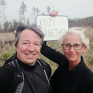 Jana a Pavel Kasaničovi na vrcholu Kozí hřbet (30.4.2022 11:00)
