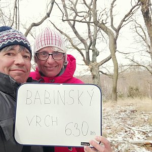 Jana a Pavel Kasaničovi na vrcholu Babinský vrch (2.4.2022 12:00)