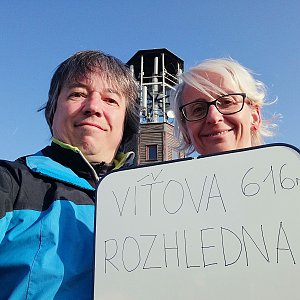 Jana a Pavel Kasaničovi na vrcholu Víťova rozhledna (26.3.2022 7:29)