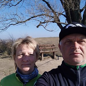 Ivana a Petr Kadovi na vrcholu Velká Slunečná (28.3.2022 10:10)