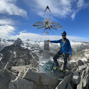 Martin Malý na vrcholu Zsigmondyspitze (8.7.2023 10:30)