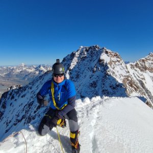 Björn Connor Chuchválek na vrcholu Zumsteinspitze / Punta Zumstein (25.6.2023 8:00)