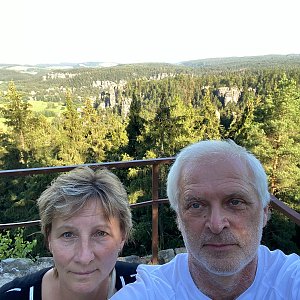 Ivana a Petr Kadovi na vrcholu Starozámecký vrch (25.7.2022 18:10)