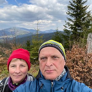 Ivana a Petr Kadovi na vrcholu Osikova (18.4.2022 13:10)