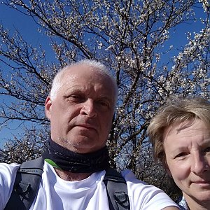 Ivana a Petr Kadovi na vrcholu Liščí kopec (28.3.2022 10:50)