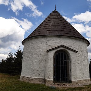 ZdenkaV na vrcholu U Kunštátské kaple - JV vrchol (10.8.2021)