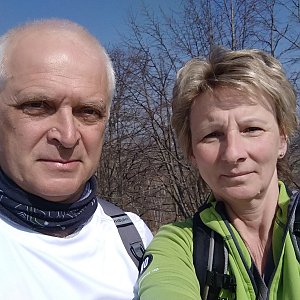Ivana a Petr Kadovi na vrcholu Kobylská skála (25.3.2022 11:30)