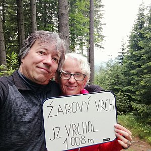 Jana a Pavel Kasaničovi na vrcholu Žárový vrch - JZ vrchol (2.7.2022 11:47)