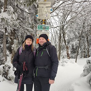 Jiří a Iveta na vrcholu Radegast (5.2.2022 11:58)