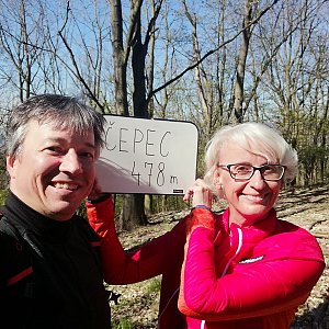 Jana a Pavel Kasaničovi na vrcholu Čepec  (23.4.2022 10:35)